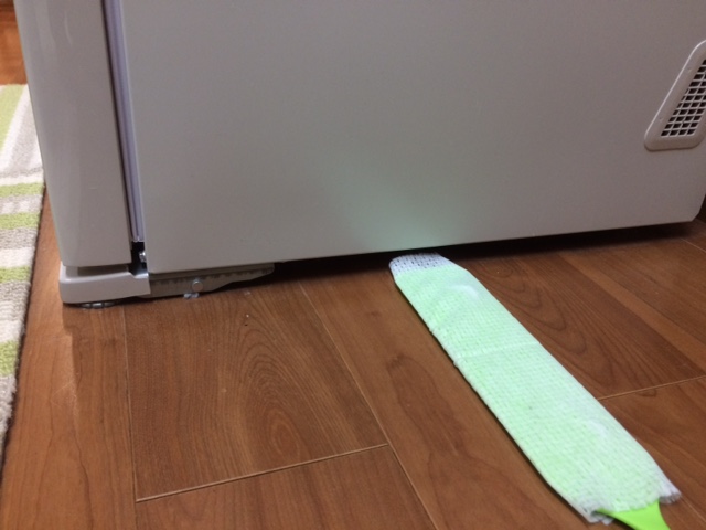 冷蔵庫の下、隙間の掃除に。おうちの気になる場所をカンタンお掃除 ...